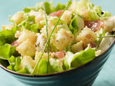 Salade de ravioles au Saint-Marcellin et lardons