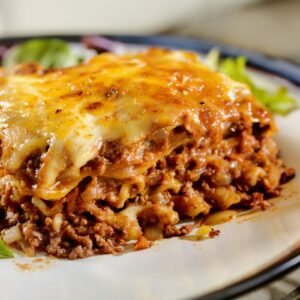 Lasagne de bœuf servi avec salade verte