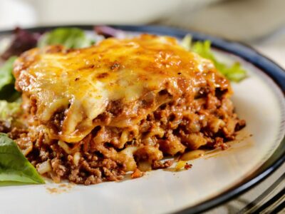 Lasagne de bœuf servi avec salade verte